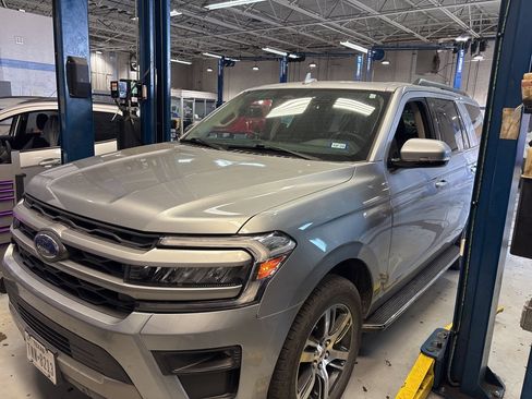 Used 2022 Ford Expedition XLT image 4
