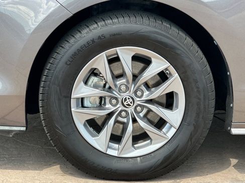 Certified 2022 Toyota Sienna XLE FWD image 35