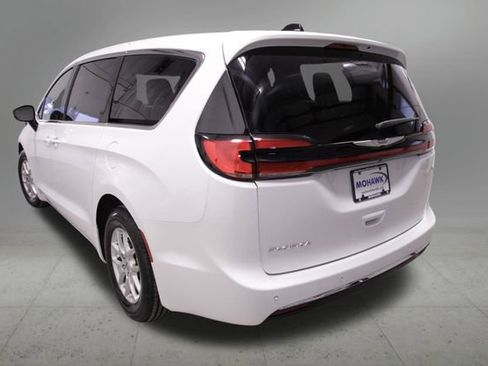 Used 2024 Chrysler Pacifica Touring-L image 3
