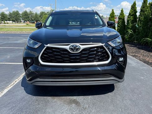 Used 2022 Toyota Highlander XLE AWD/4WD image 7