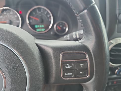 Used 2018 Jeep Wrangler Unlimited Sahara w/ Connectivity Group AWD/4WD image 22