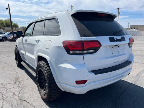 Used 2018 Jeep Grand Cherokee Altitude RWD image 5