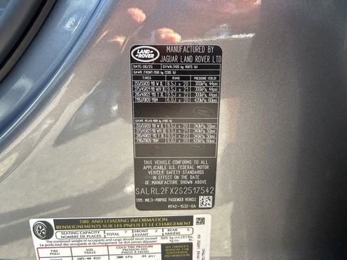 New 2025 Land Rover Discovery Dynamic SE image 30