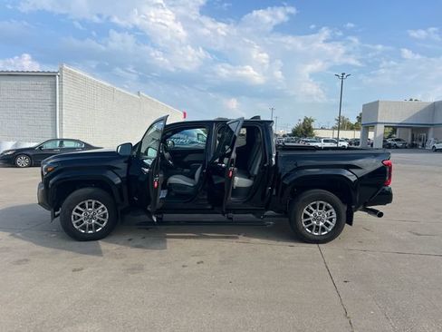 Used 2025 Toyota Tacoma Limited AWD/4WD image 4