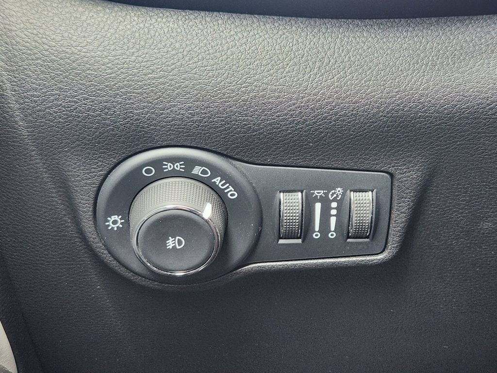 Used 2025 Jeep Compass Limited AWD/4WD image 13