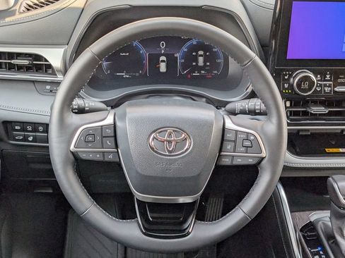 Used 2024 Toyota Highlander Platinum FWD image 17