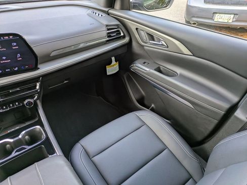 Used 2025 Chevrolet Traverse LT w/ Driver Confidence Package FWD image 19