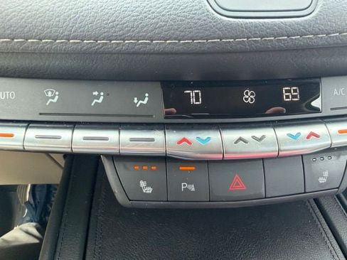 Used 2022 Cadillac XT4 Luxury w/ Cold Weather Package FWD image 17