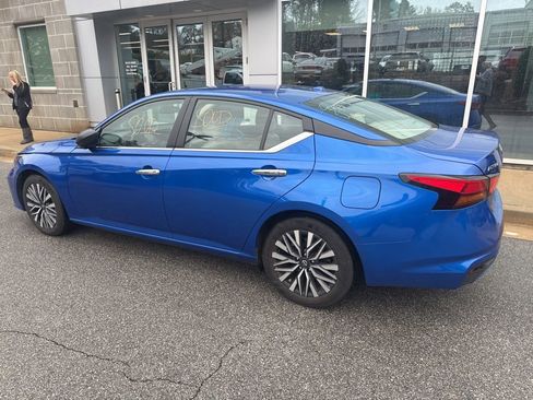 Used 2025 Nissan Altima 2.5 SV image 11