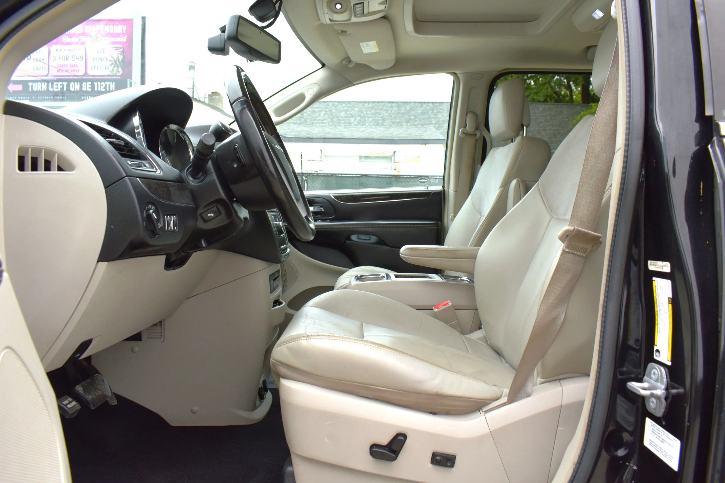 Used 2014 Chrysler Town & Country Limited w/ Luxury Group FWD image 10