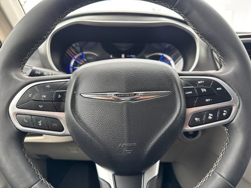 Used 2023 Chrysler Pacifica Touring-L FWD image 25