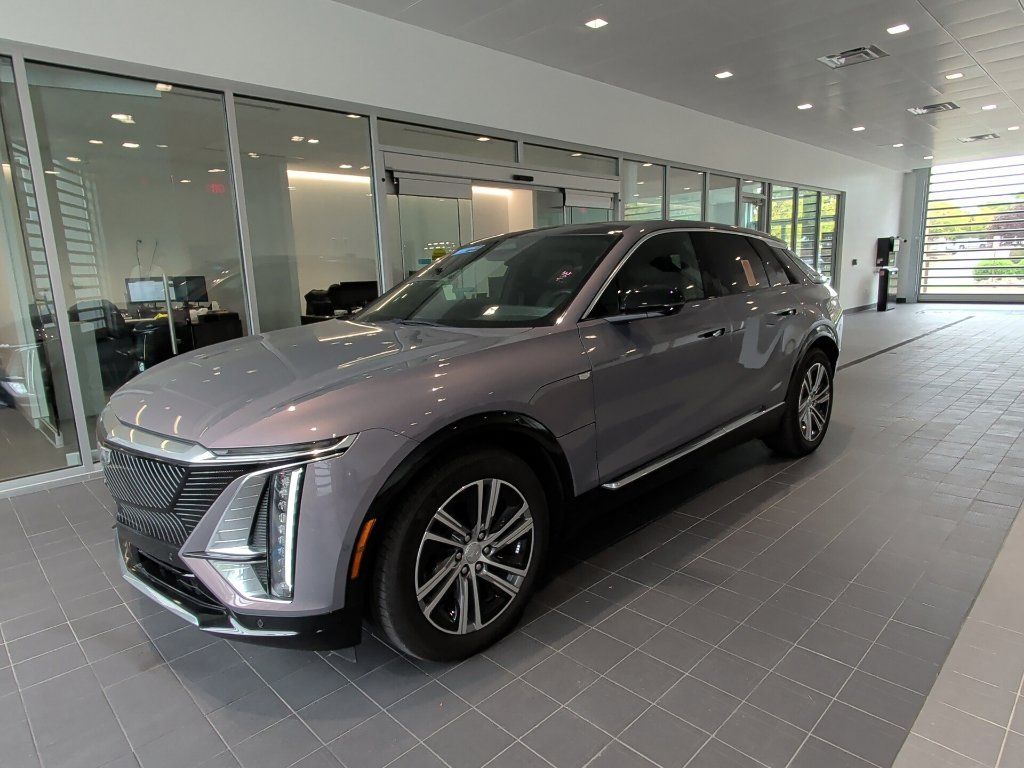 Used 2024 Cadillac Lyriq Luxury AWD/4WD image 7