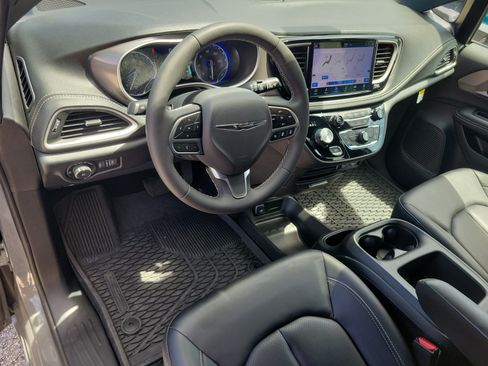 Used 2025 Chrysler Pacifica Select FWD image 13