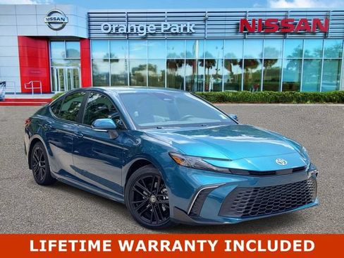 Used 2025 Toyota Camry SE w/ Convenience Package FWD image 1
