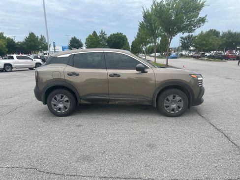 Used 2025 Nissan Kicks S FWD image 4