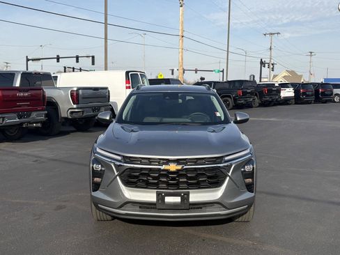 Used 2025 Chevrolet Trax LT w/ LT Convenience Package image 18