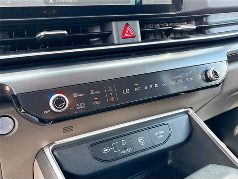 Used 2025 Kia Carnival FWD image 16