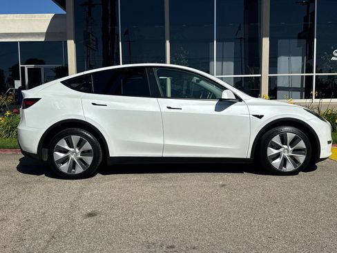 Used 2021 Tesla Model Y Long Range AWD/4WD image 4