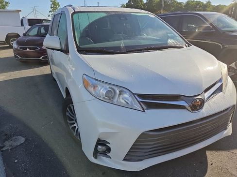 Used 2018 Toyota Sienna XLE Premium FWD image 5