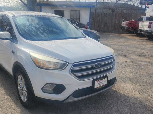 Used 2017 Ford Escape SE image 1