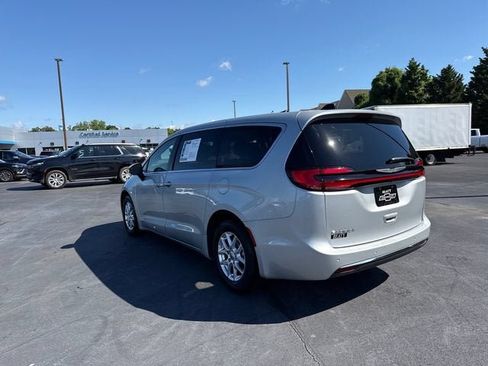 Used 2023 Chrysler Pacifica Touring-L FWD image 5