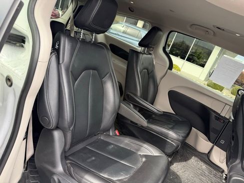 Used 2022 Chrysler Pacifica Touring-L w/ Uconnect Theater Family Group image 7