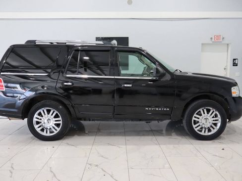 Used 2009 Lincoln Navigator 4WD image 2