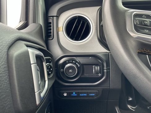 Used 2024 Jeep Wrangler Unlimited Sahara image 32