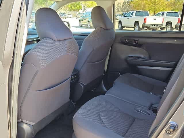 Used 2023 Toyota Highlander L FWD image 16