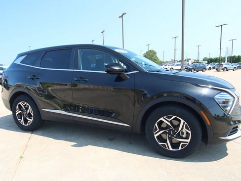 Used 2024 Kia Sportage LX FWD image 3