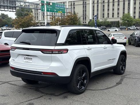 Used 2023 Jeep Grand Cherokee Altitude AWD/4WD image 3