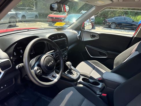 Used 2023 Kia Soul LX w/ LX Technology Package image 13