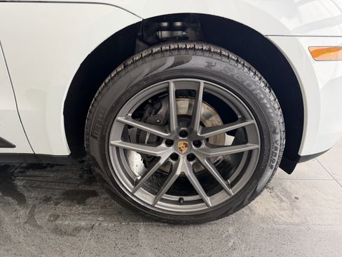 Certified 2025 Porsche Macan image 13