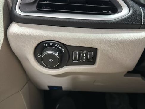 Used 2024 Chrysler Pacifica Touring-L FWD image 12