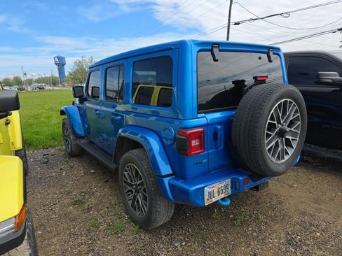 Used 2022 Jeep Wrangler Unlimited Sahara AWD/4WD image 5