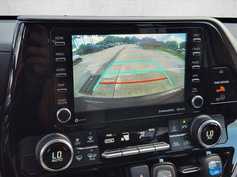 Used 2021 Toyota Highlander LE FWD image 13
