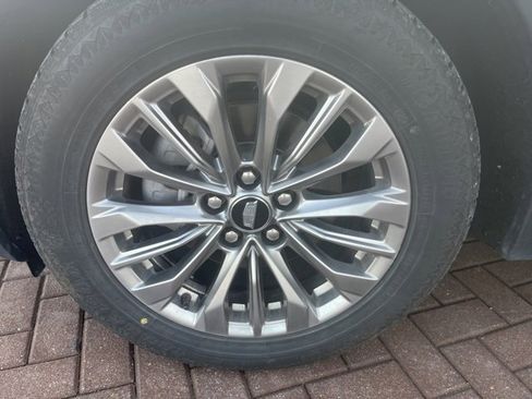 Used 2024 Cadillac XT4 Premium Luxury image 5