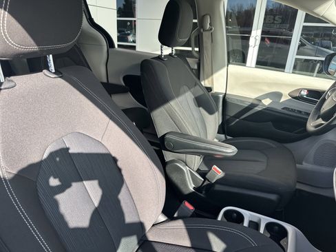Used 2023 Chrysler Voyager LX image 32
