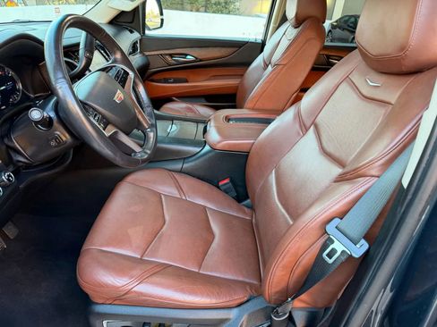 Used 2019 Cadillac Escalade Premium Luxury image 4