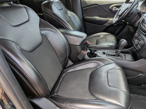 Used 2019 Jeep Cherokee Latitude Plus FWD image 28