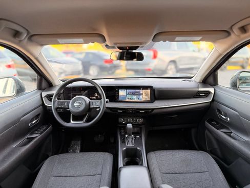 Used 2025 Nissan Kicks SV FWD image 4
