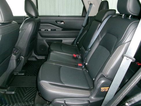 Used 2023 Nissan Pathfinder SL w/ Lighting Package (N92) AWD/4WD image 10