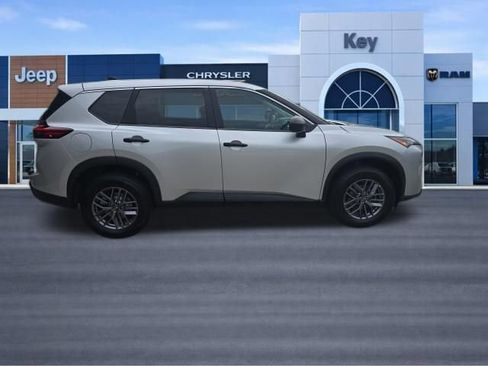 Used 2024 Nissan Rogue S AWD/4WD image 4