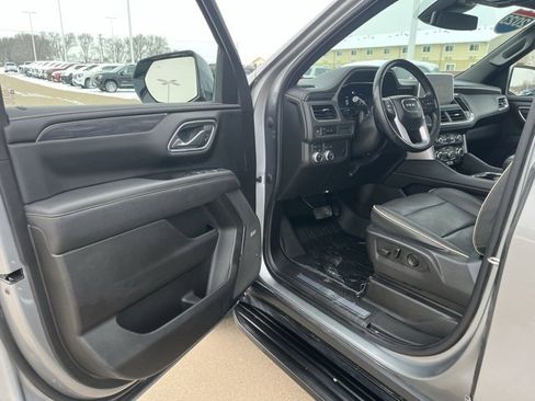 Used 2023 GMC Yukon XL SLT image 9