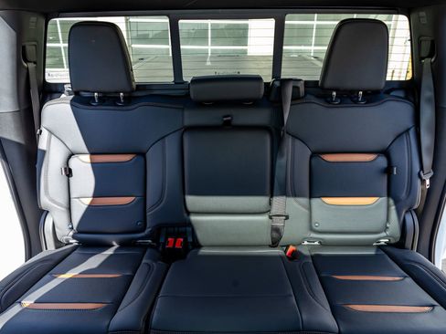 Used 2025 GMC Sierra 2500 AT4 w/ Technology Package image 32