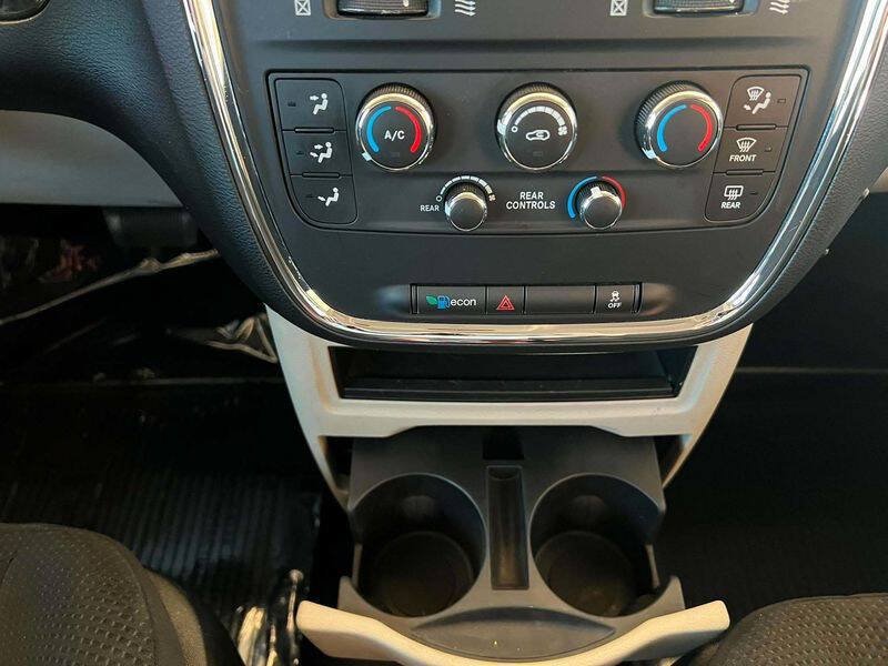 Used 2016 Dodge Grand Caravan SXT FWD image 26