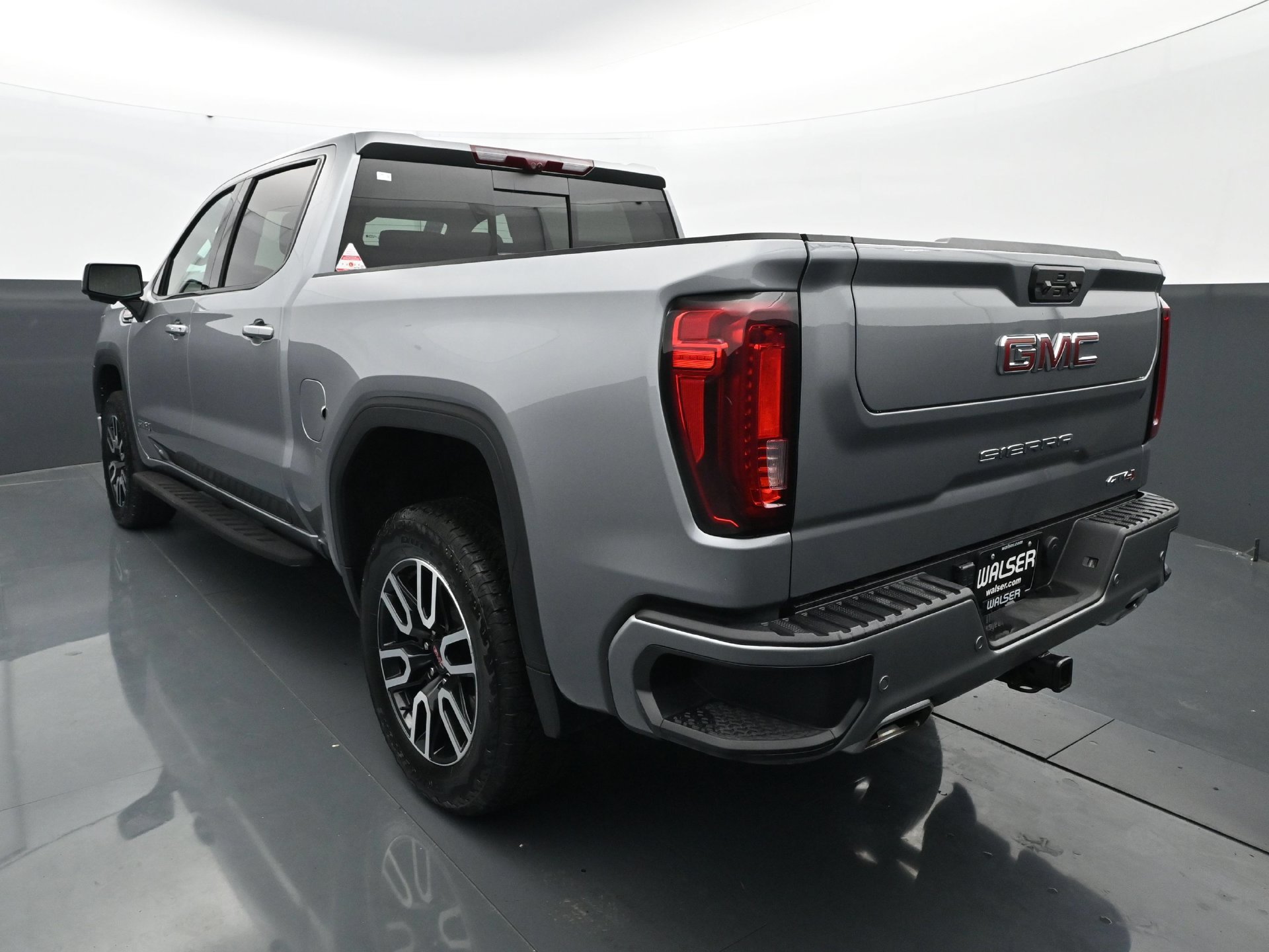 Used 2024 GMC Sierra 1500 AT4 w/ Technology Package AWD/4WD image 5