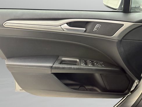 Used 2020 Ford Fusion SE image 30