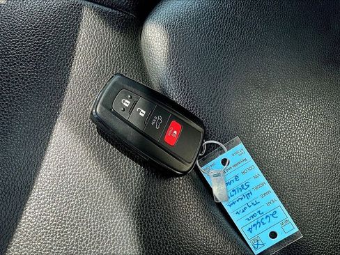 Used 2022 Toyota Highlander XLE AWD/4WD image 35