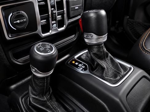 Used 2023 Jeep Wrangler Unlimited Sahara w/ Cold Weather Group AWD/4WD image 30